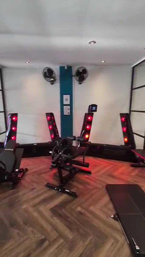 Krachttraining voor billen en benen met infraroodapparatuur